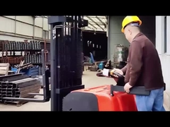 Forklift senza equipaggio che si muove in avanti